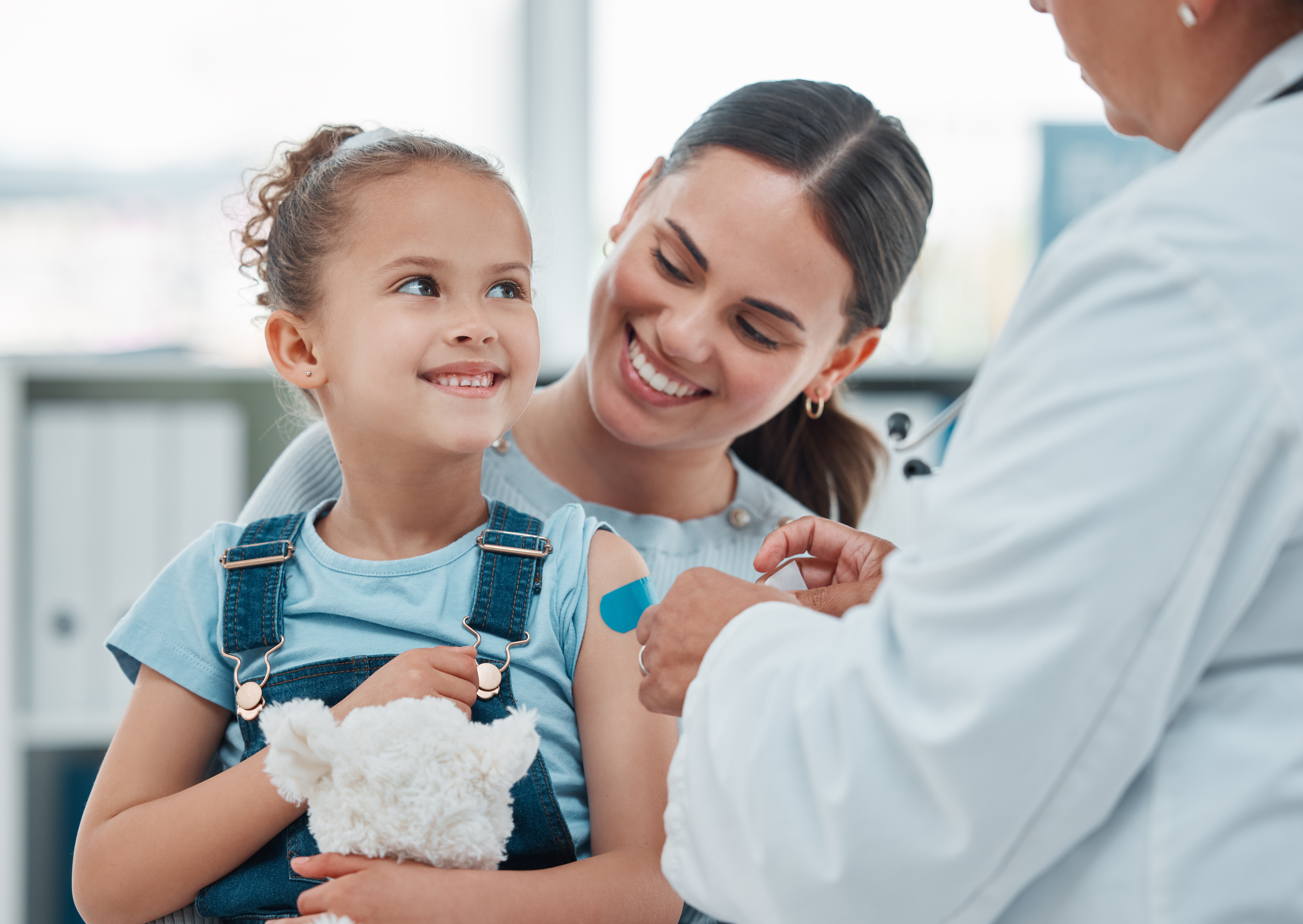 imagen de niña recibiendo una inyección