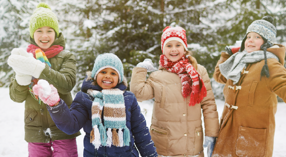 Niños jugando en la nieve