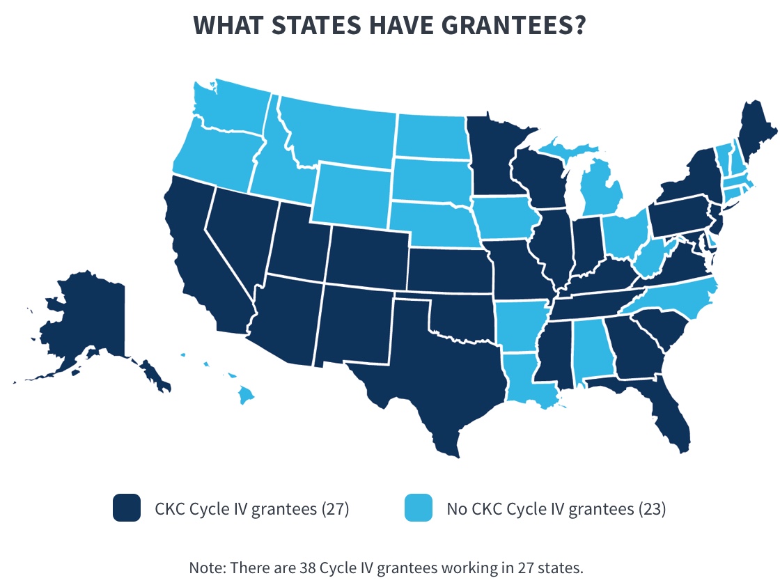 La figura muestra un mapa de los Estados Unidos, con los 27 estados donde los 38 beneficiarios de Vincular a los niños a una cobertura (CKC, por sus siglas en inglés) están ubicados en azul oscuro. Esos estados incluyen: AR, AZ, CA, CO, FL, GA, IL, IN, KS, KY, MD, MA, MN, MO, MI, NJ, NM, NV, NY, OK, PA, SC, TN, TX, UT, VA y WI.