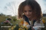 Miniatura de todos los momentos de la vida de una niña en un campo. 