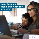 Madre e hijo viendo una computadora portátil