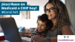 Mujer y niño viendo una computadora portátil